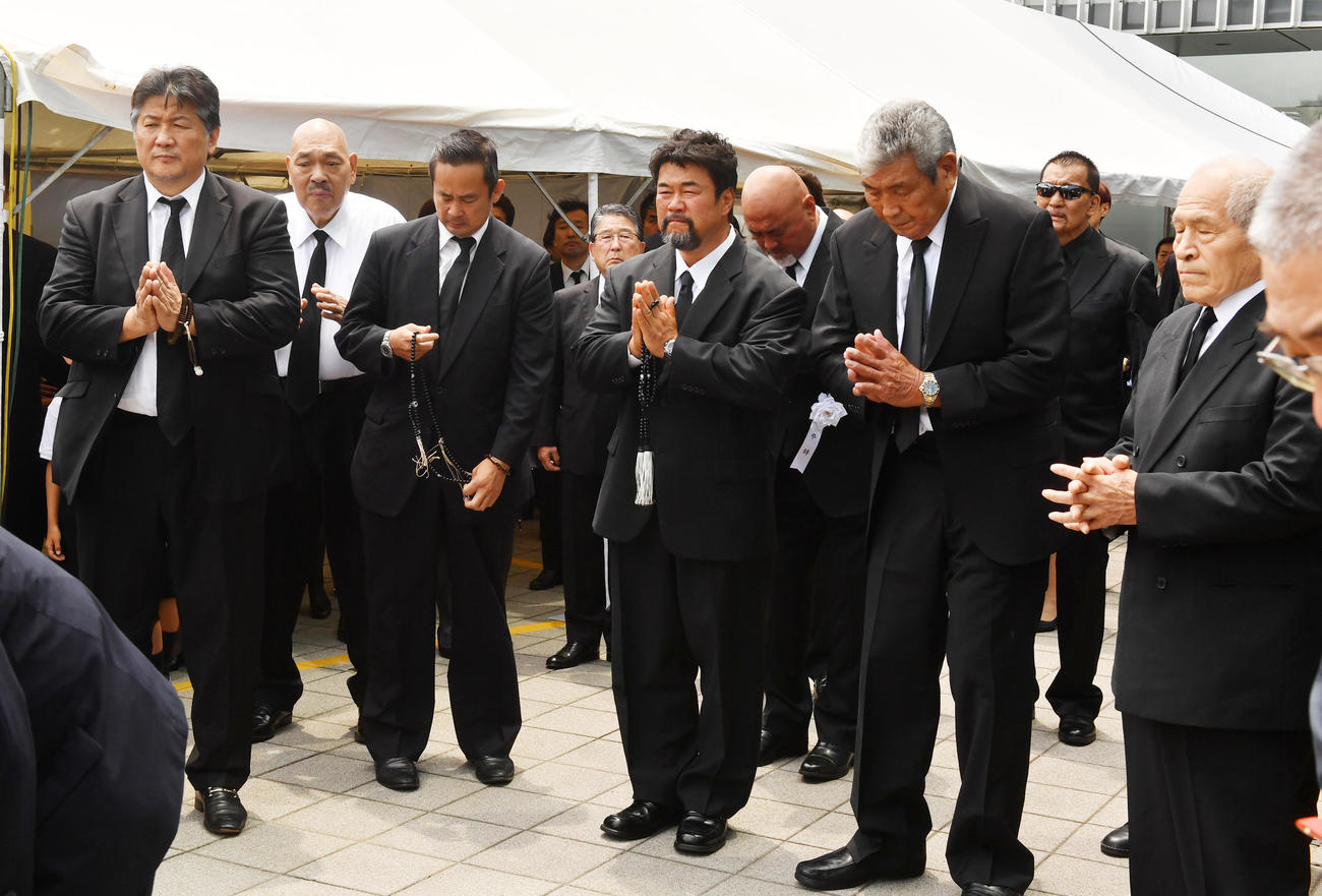 マサ斎藤さんの葬儀・告別式で出棺で合掌する、左から前田日明、キラー・カーン、西村修、佐々木健介、坂口征二新日本相談役ら（2018年8月撮影）
