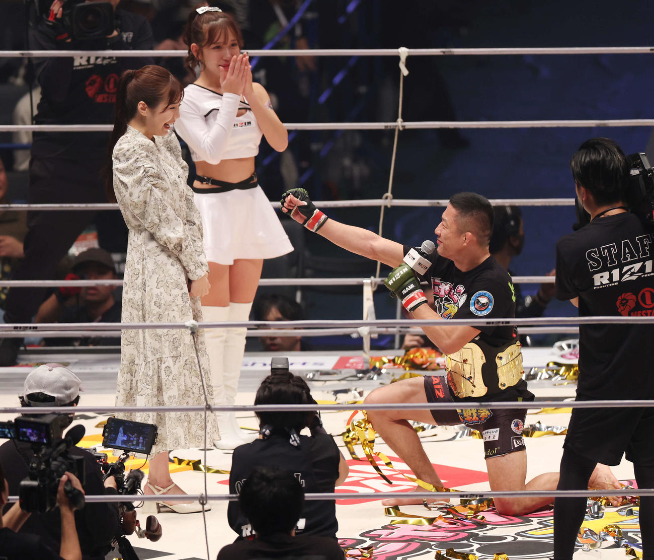RIZINフライ級王者に輝き、川村那月（左）にプロポーズする堀口恭司（撮影・宮地輝）