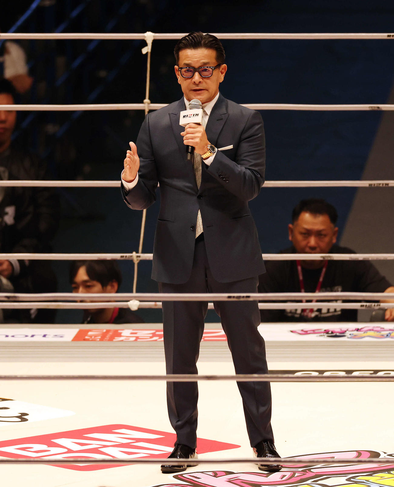 フアン・アーチュレッタ対朝倉海の試合を行うと発表する榊原信行CEO（撮影・宮地輝）