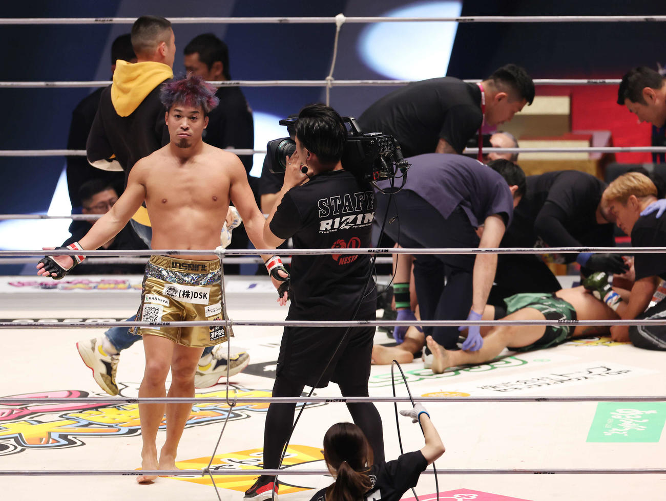 1回TKOで芦沢竜誠（右）を破る太田忍（撮影・宮地輝）