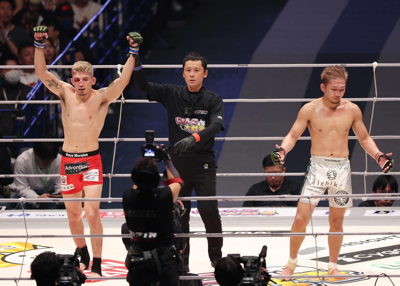 判定で元谷友貴（右）を破り、勝ち名乗りを受けるヴィンス・モラレス（撮影・宮地輝）