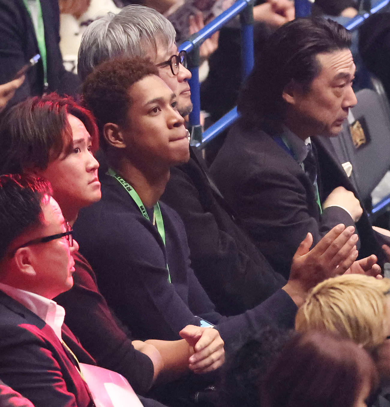 RIZIN45を観戦する日本ハム万波（中央）（撮影・宮地輝）