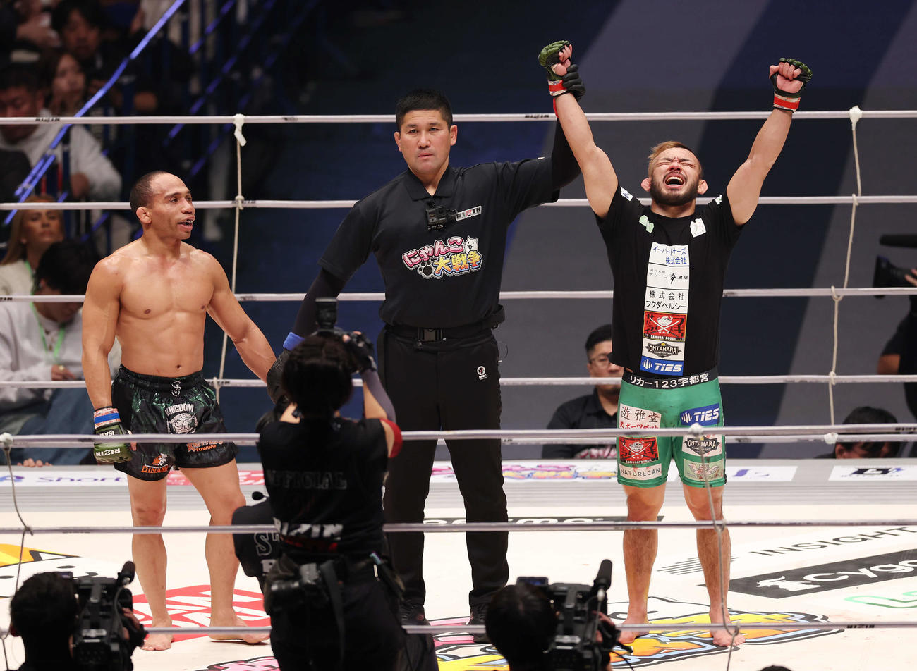 判定でジョン・ドッドソン（左）を破り、勝ち名乗りを受ける扇久保博正（撮影・宮地輝）