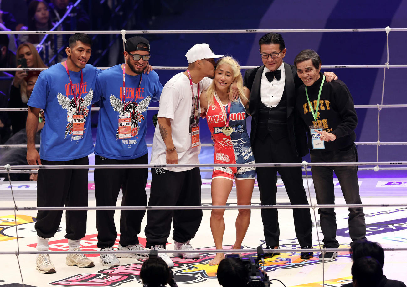 引退式で記念撮影する山本美憂（左から4人目）（撮影・宮地輝）