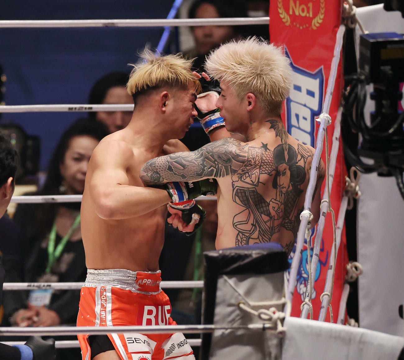 1回、やり合うYA－MAN（左）と平本蓮（撮影・宮地輝）