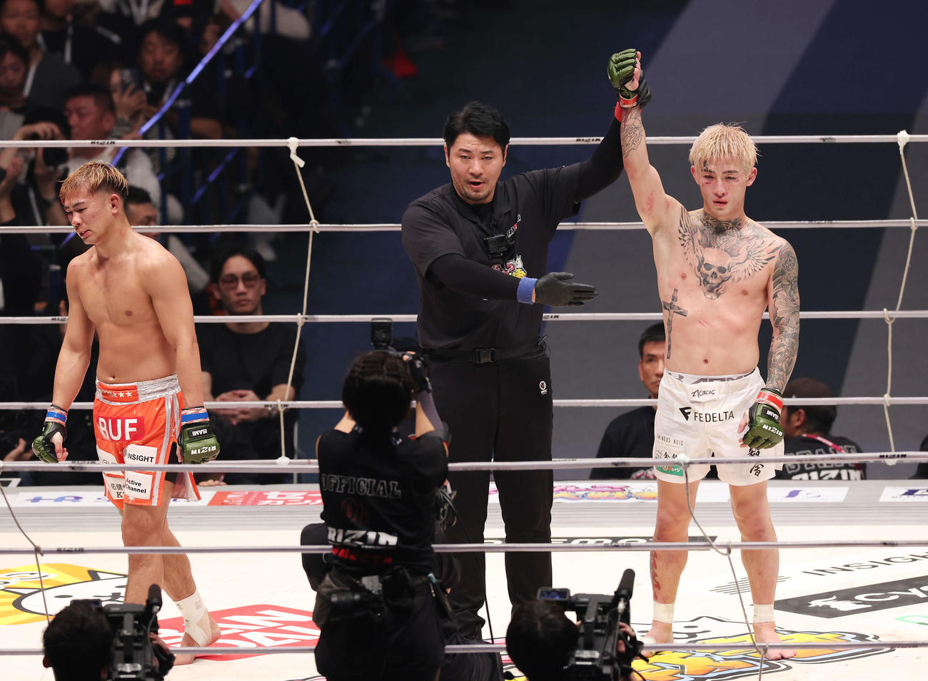 判定でYA－MAN（左）を破り、勝ち名乗りを受ける平本蓮（撮影・宮地輝）