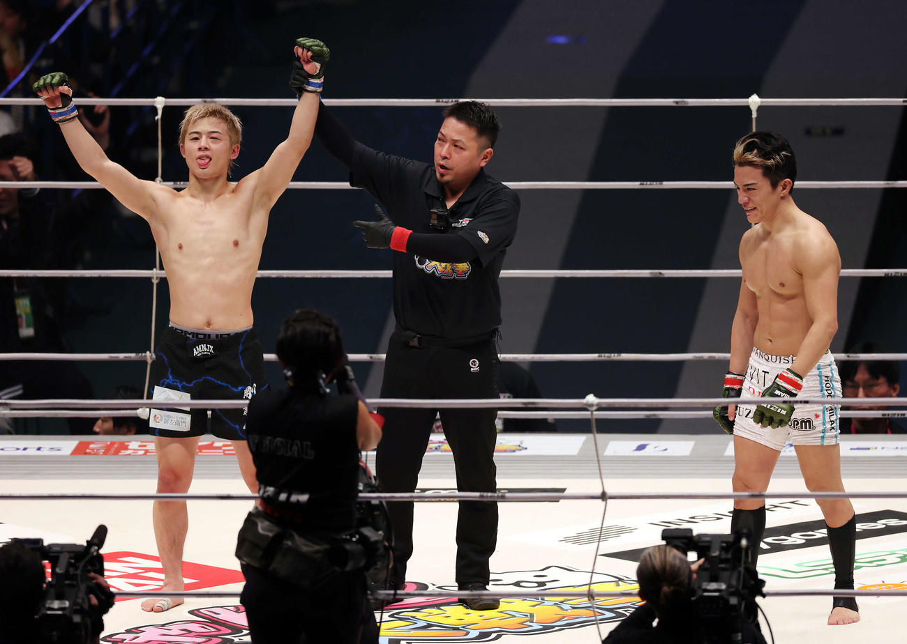 判定でYUSHI（右）を破り、勝ち名乗りを受ける平本丈（撮影・宮地輝）