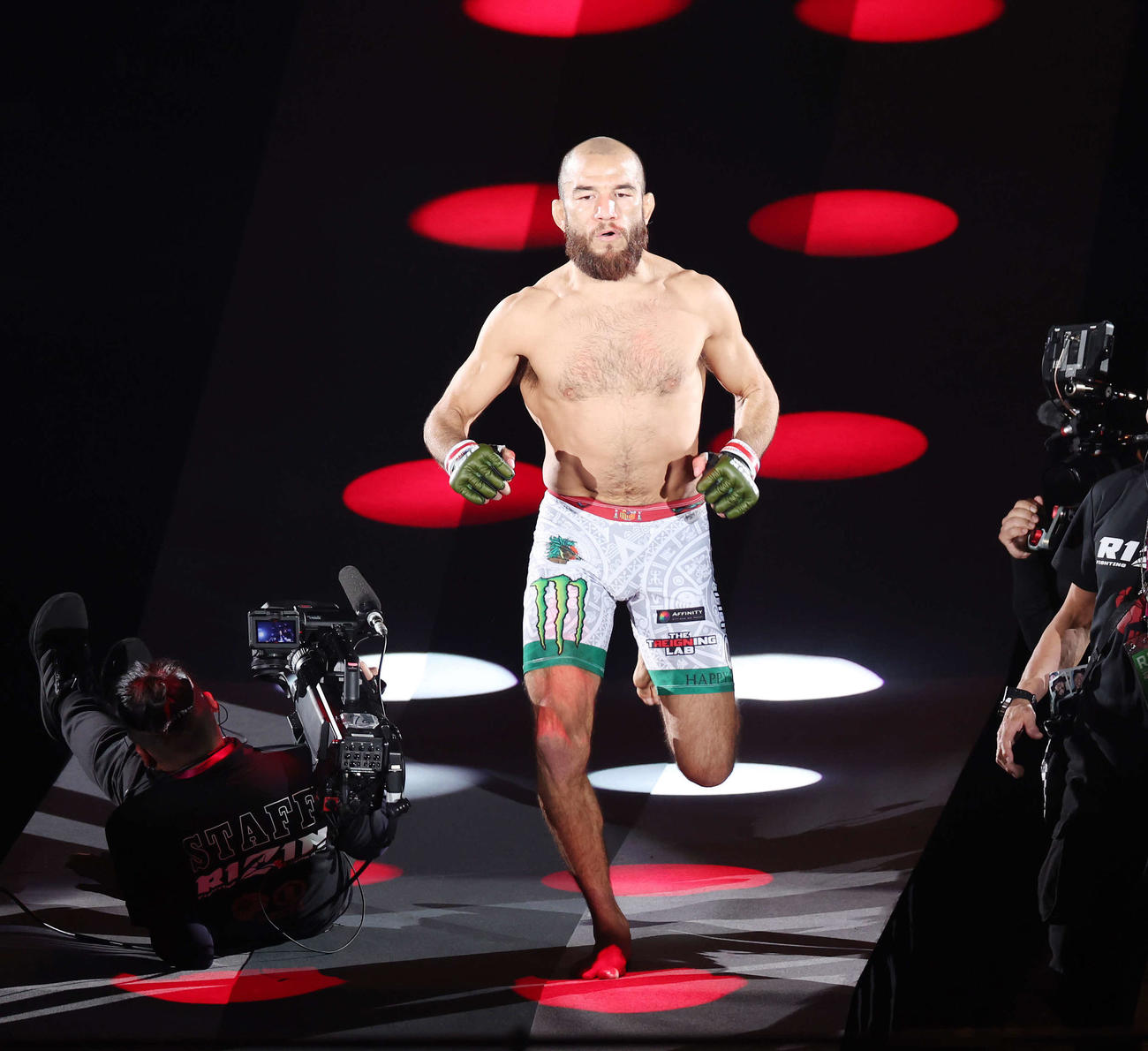 走って入場するフアン・アーチュレッタ（撮影・宮地輝）