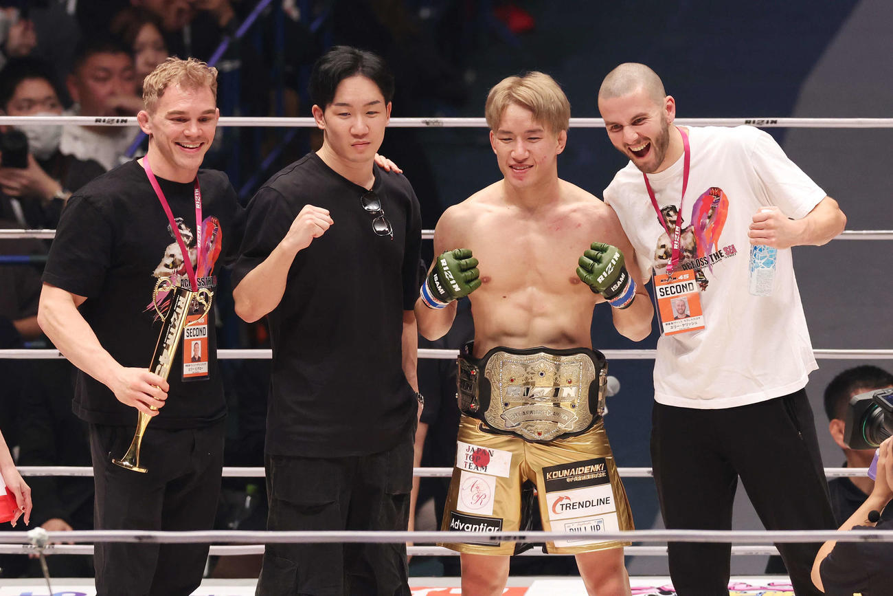 RIZINバンタム級王者に輝き、セコンドと兄の朝倉未来（中央左）と記念撮影する朝倉海（同右）（撮影・宮地輝）