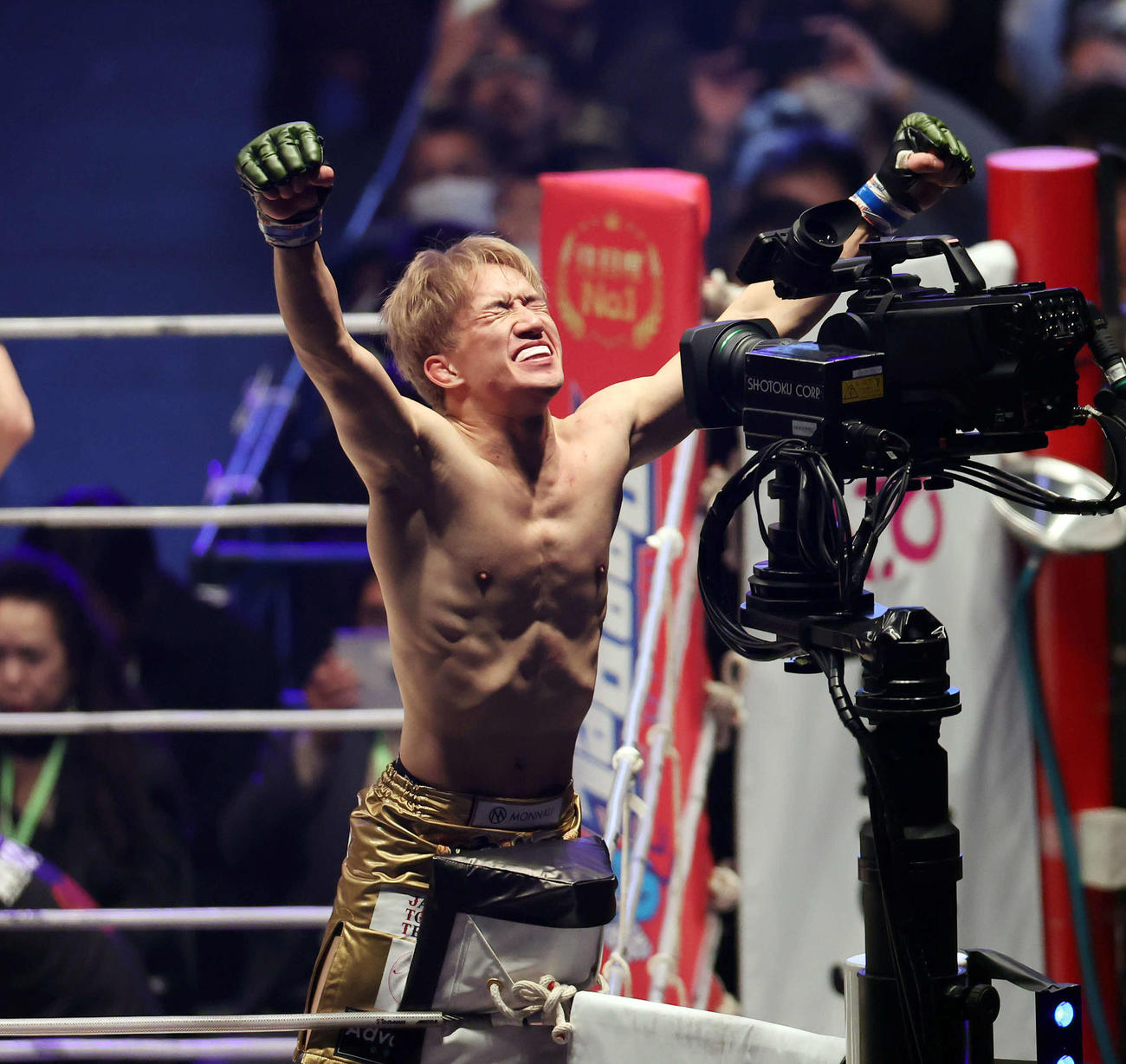 RIZINバンタム級王者に輝き、歓喜のガッツポーズをする朝倉海（撮影・宮地輝）