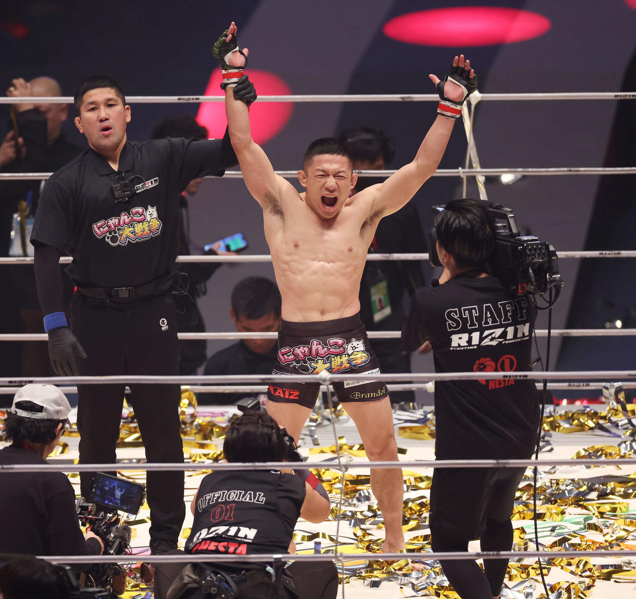 2回、神龍誠を一本で破り、勝ち名乗りを受け、歓喜する堀口恭司（撮影・宮地輝）