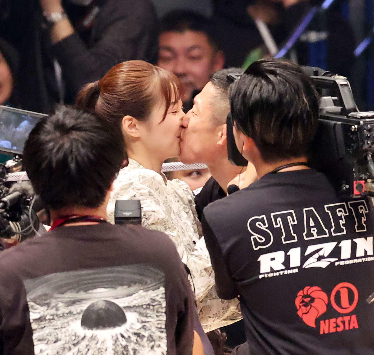 RIZINフライ級王者に輝き、プロポーズした川村那月（左）とキスする堀口恭司（撮影・宮地輝）