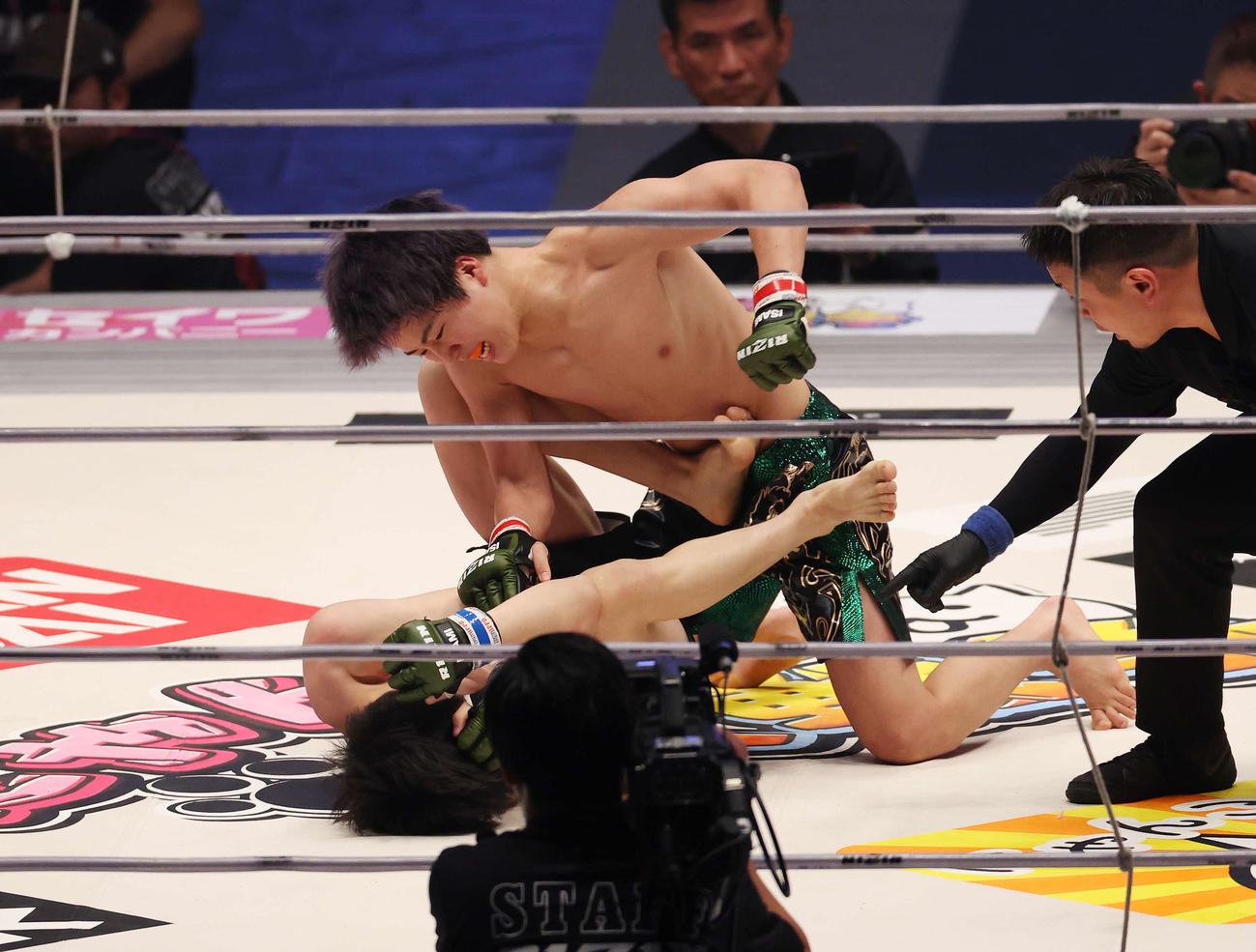 2回、シン・ジョンミン（下）を攻め倒す那須川龍心（撮影・宮地輝）