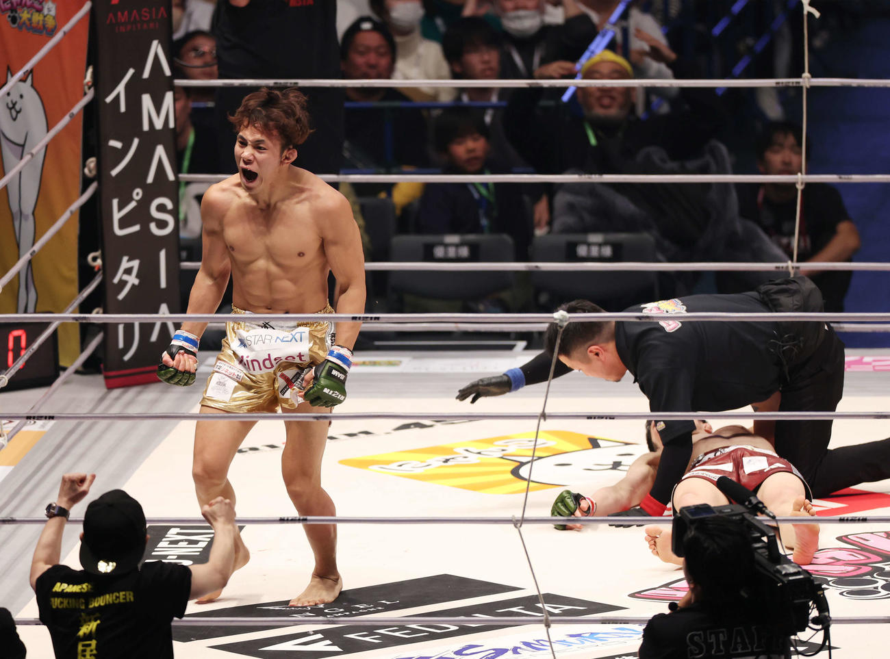 弥益ドミネーター聡志（右）を2回KOで破り、雄たけびを上げる新居すぐる（撮影・宮地輝）