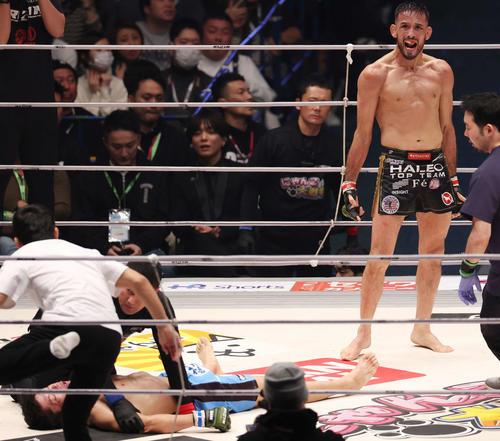 3回、斎藤裕（左）を一本で破るクレベル・コイケ（撮影・宮地輝）