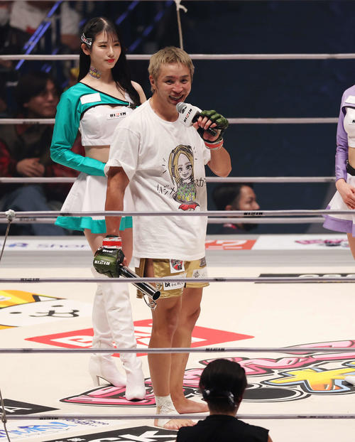 安保瑠輝也1回一本で破り、笑顔であいさつする久保優太（撮影・宮地輝）