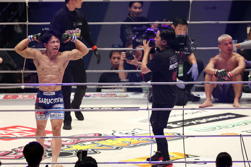 新井丈（右）を2回TKOで破り、ポーズを決めるヒロヤ（撮影・宮地輝）