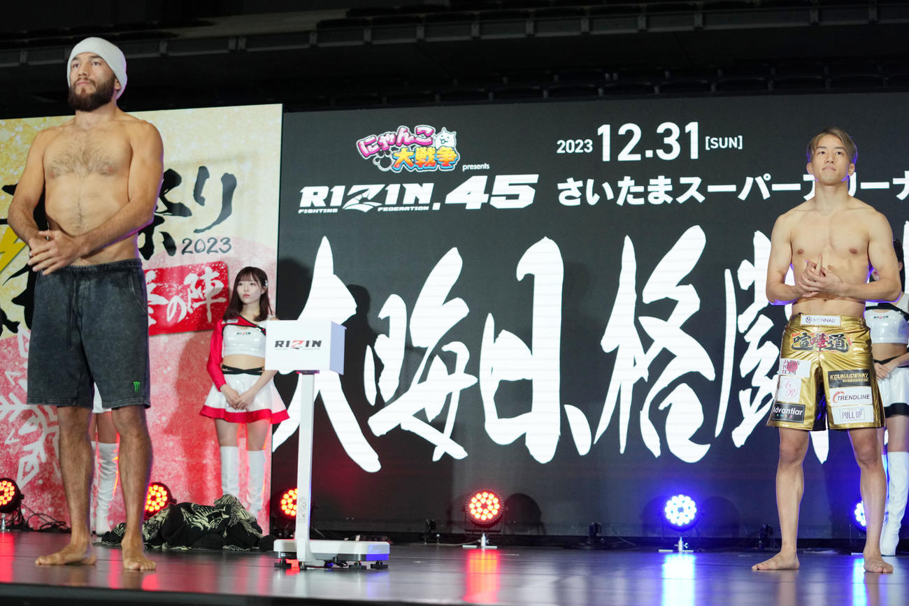 2023年12月30日、アーチュレッタ（左）が体重超過となり複雑な表情を見せる朝倉海
