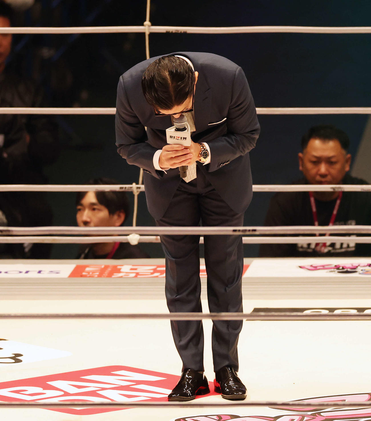 フアン・アーチュレッタ戦を行う朝倉海に感謝する榊原信行CEO（撮影・宮地輝）