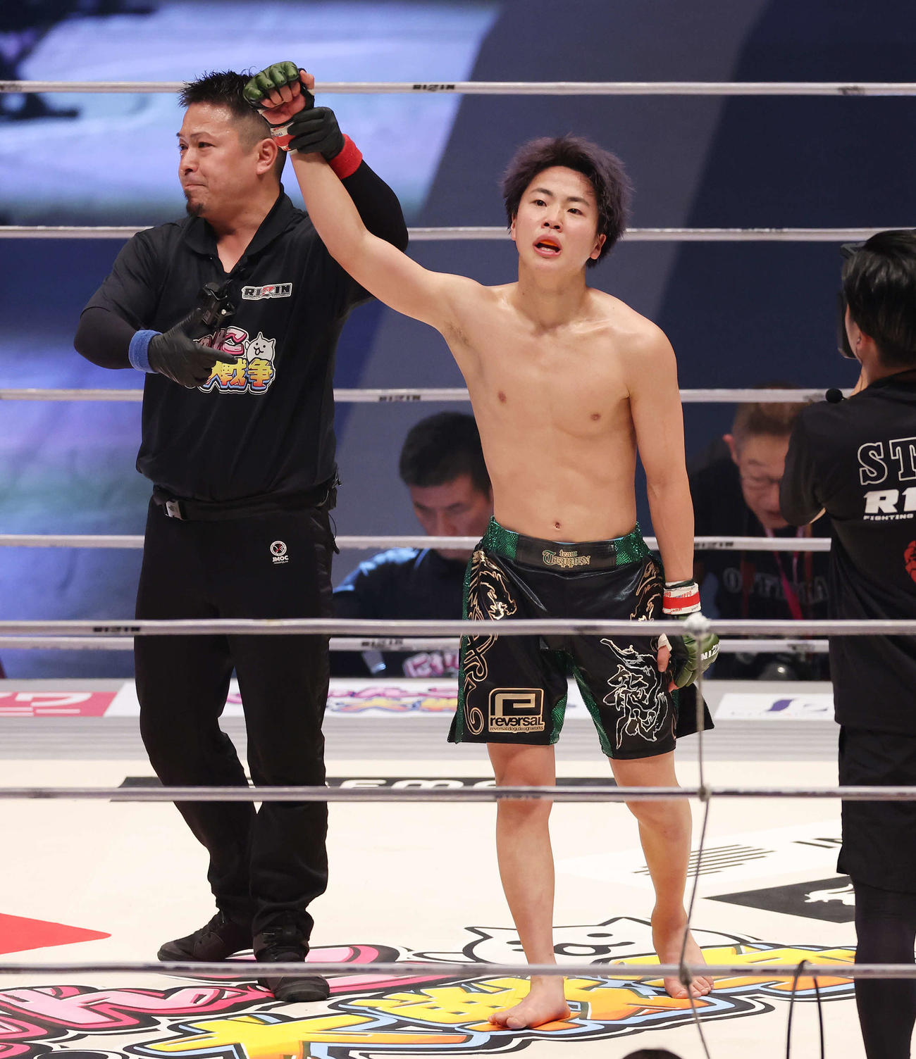シン・ジョンミンを2回TKOで破り、勝ち名乗りを受ける那須川龍心（撮影・宮地輝）