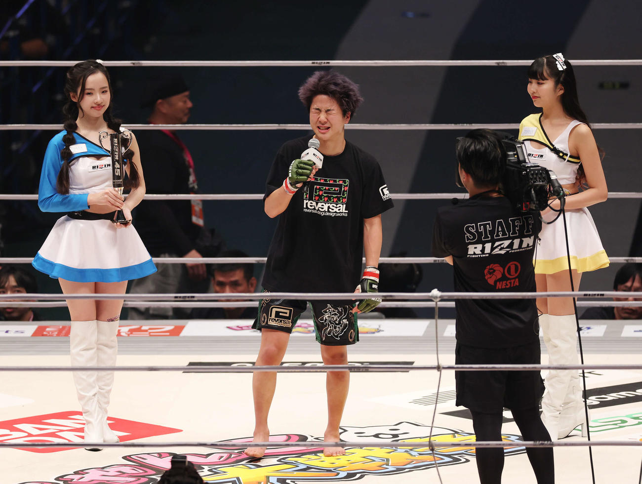 シン・ジョンミンを2回TKO勝ちし、あいさつする那須川龍心（撮影・宮地輝）