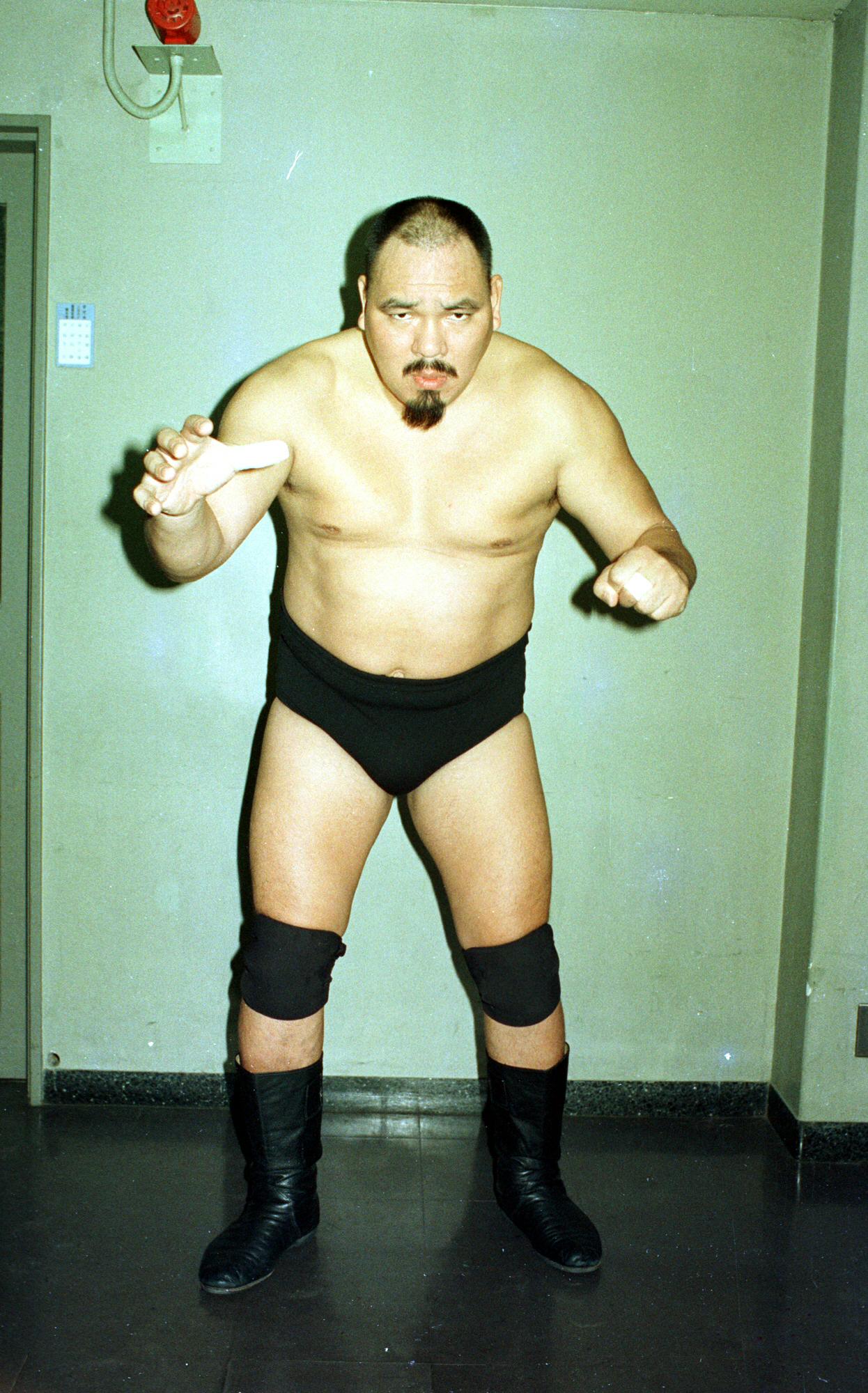 ポーズを決めて写真に納まるキラー・カーンさん（1986年9月撮影）