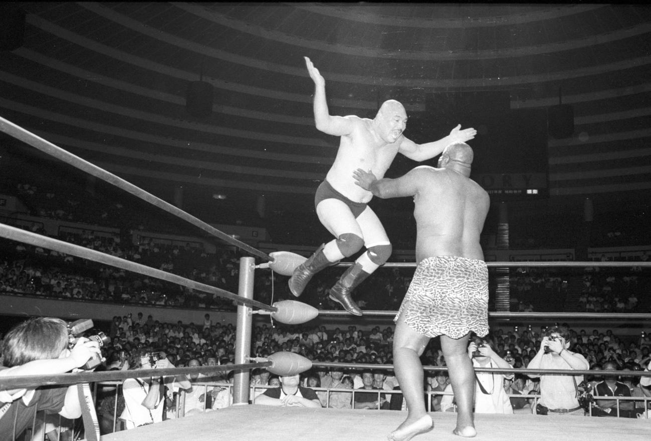 全日本プロレス大阪城ホール大会　ジャイアント・キアラにトップロープからモンゴリアンチョップするキラー・カーンさん＝1985年8月5