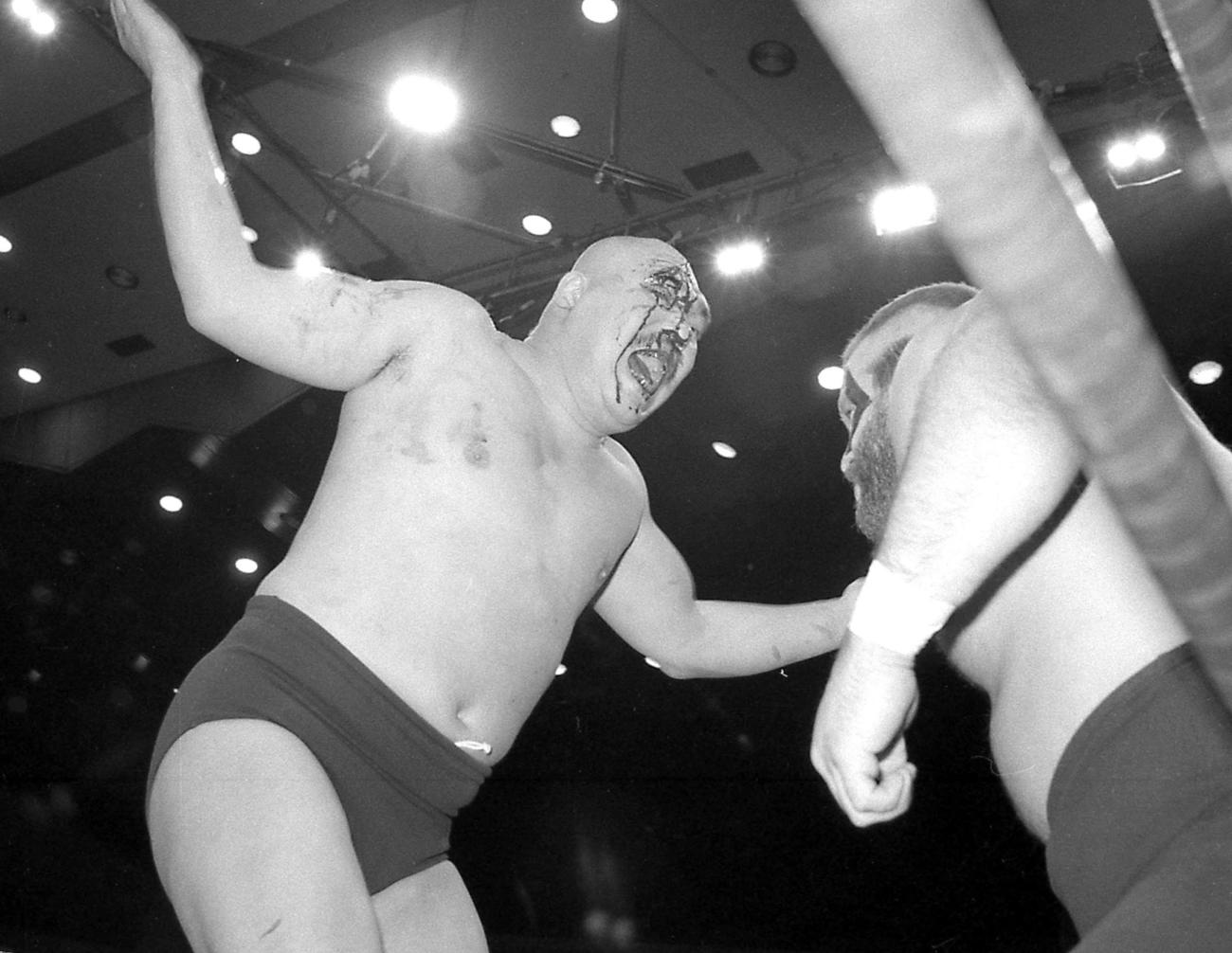 ロードウォリアーズのアニマル（右）にモンゴリアンチョップを浴びせるキラー・カーン（1985年3月撮影）