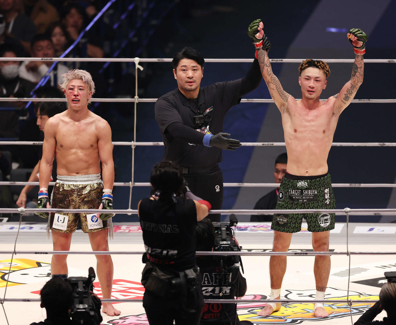 判定で冨沢大智（左）を破り、勝ち名乗りを受ける篠塚辰樹（撮影・宮地輝）