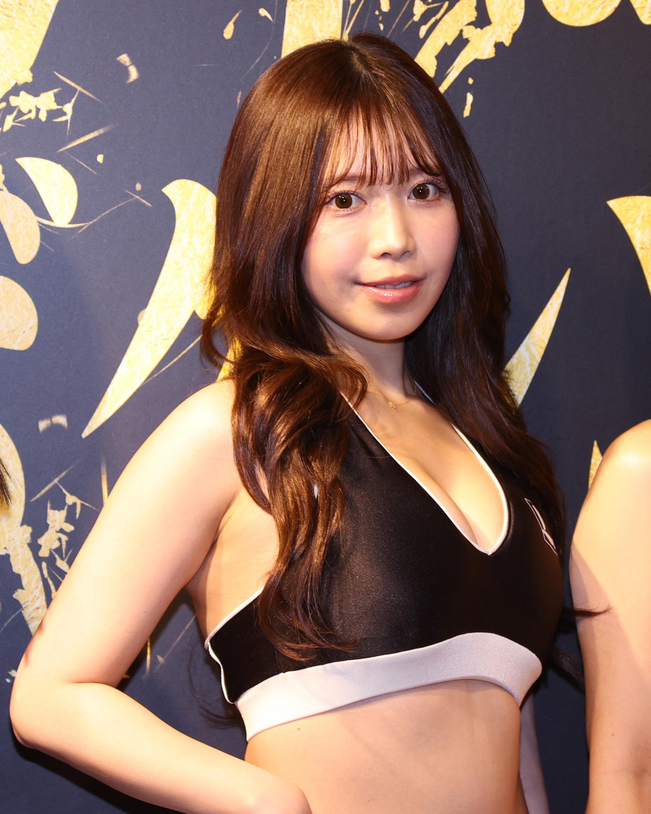 試合前に記念撮影するラウンドガールだにちゃん（撮影・中島郁夫）