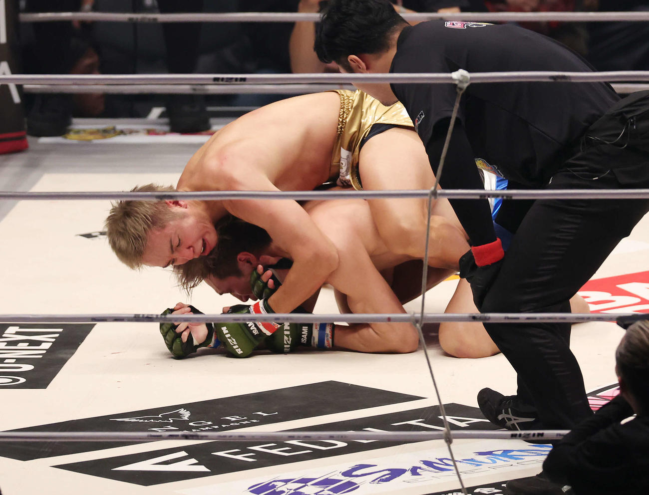 1回、安保瑠輝也（下）を絞める久保優太（撮影・宮地輝）