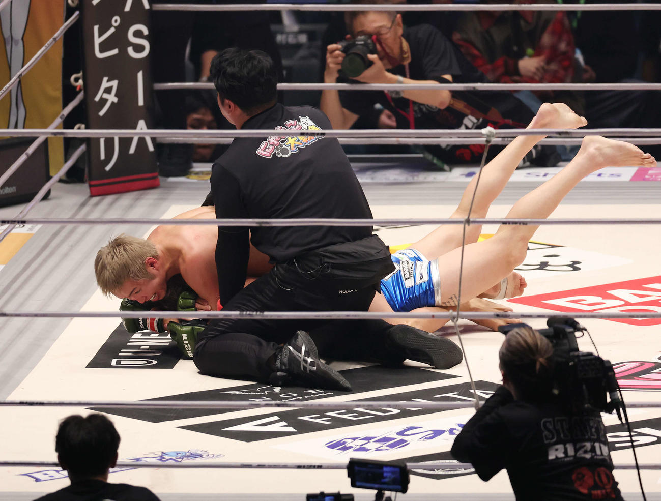 1回、安保瑠輝也（下）一本で破る久保優太（撮影・宮地輝）