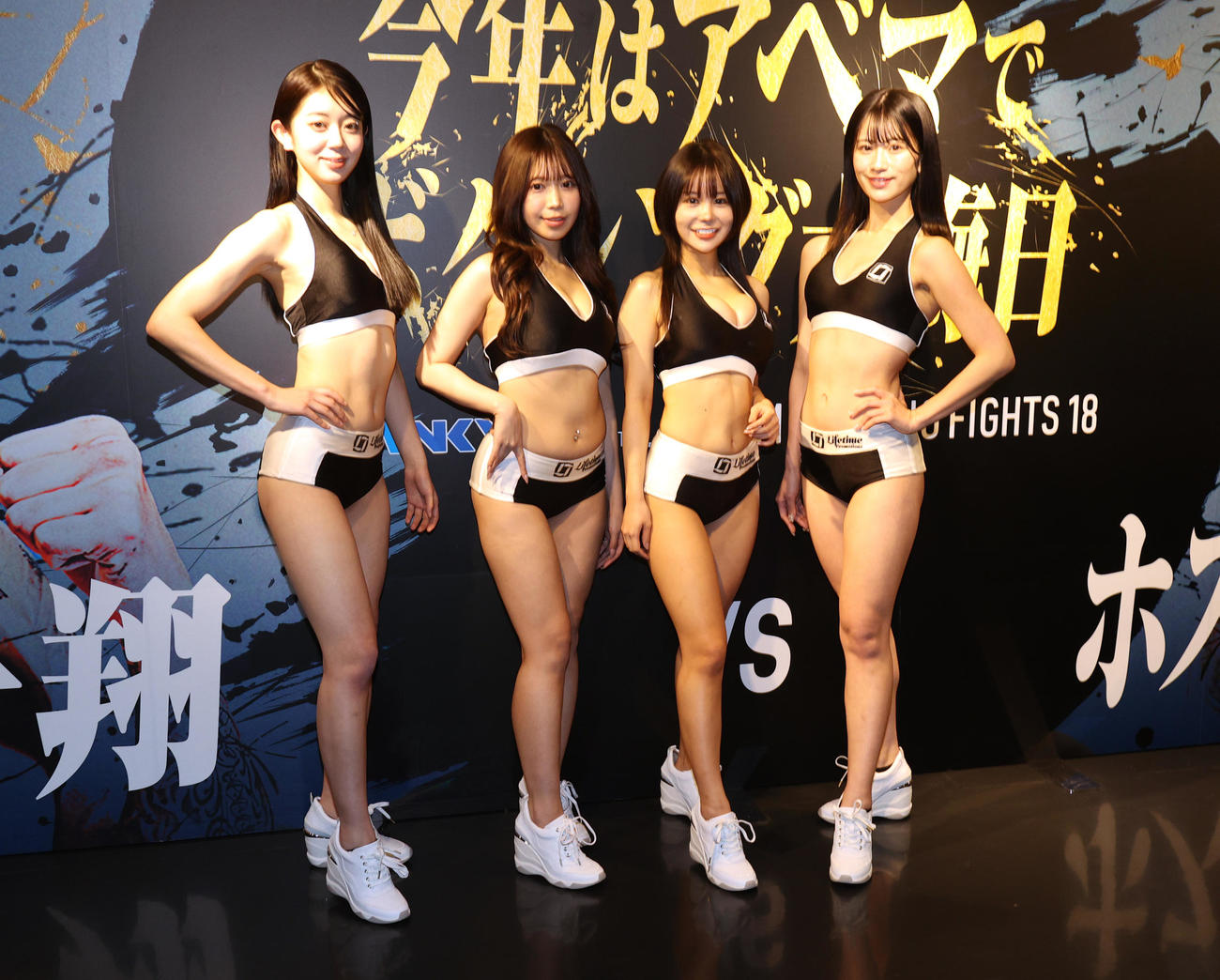試合前に記念撮影するラウンドガール、左から上原沙弓理、だにちゃん、パピコ、ゆりや（撮影・中島郁夫）