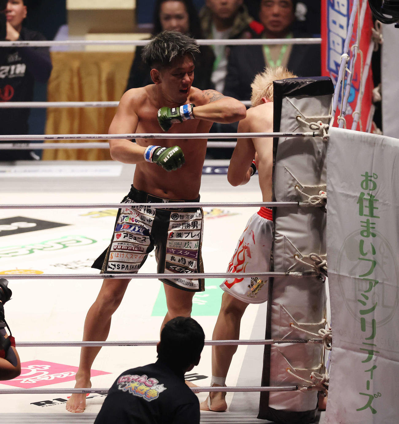 2回、三浦孝太（右）に肘を見舞う皇治（撮影・宮地輝）