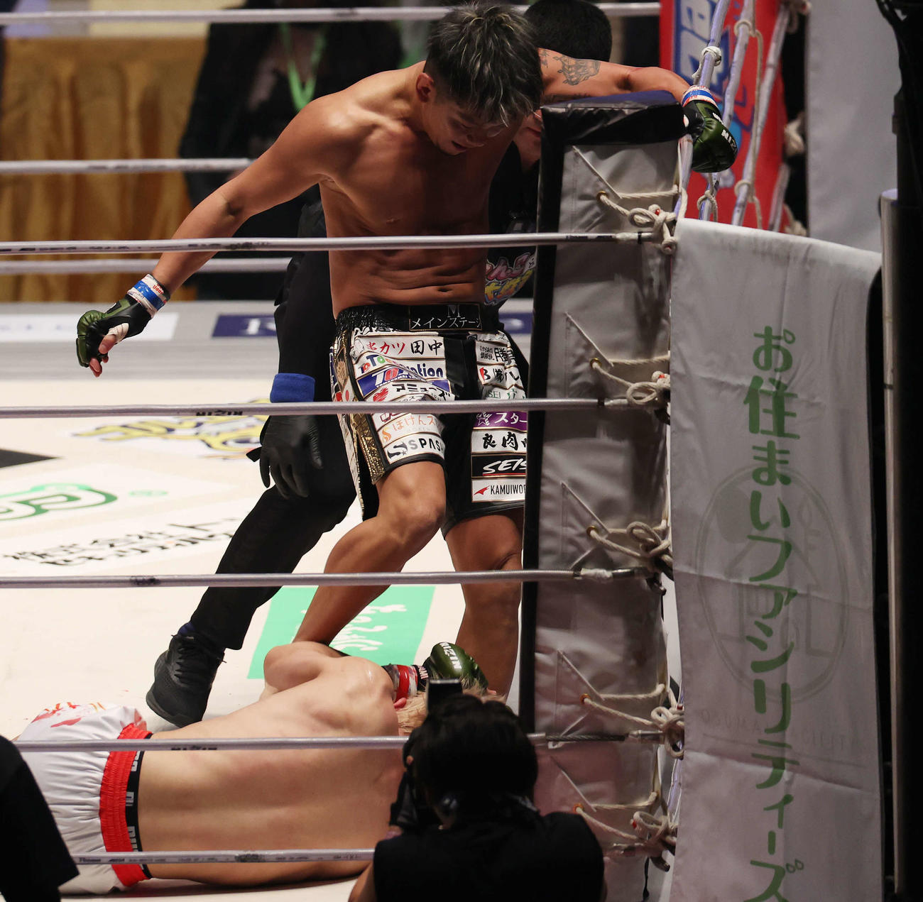 2回、三浦孝太（下）にキックを見舞う皇治（撮影・宮地輝）