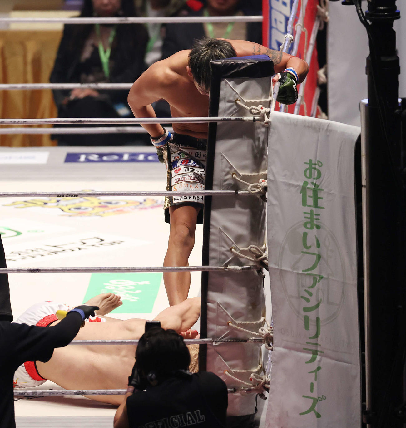 2回、三浦孝太（下）にキックを見舞う皇治（撮影・宮地輝）