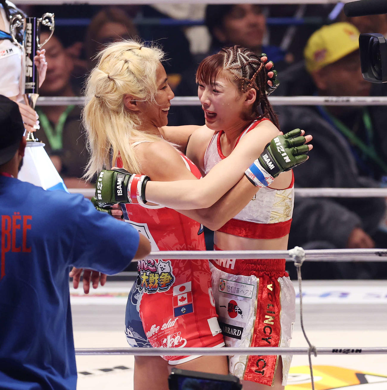 2回一本で勝利し、涙する伊沢星花（右）を抱きしめる山本美憂（撮影・宮地輝）