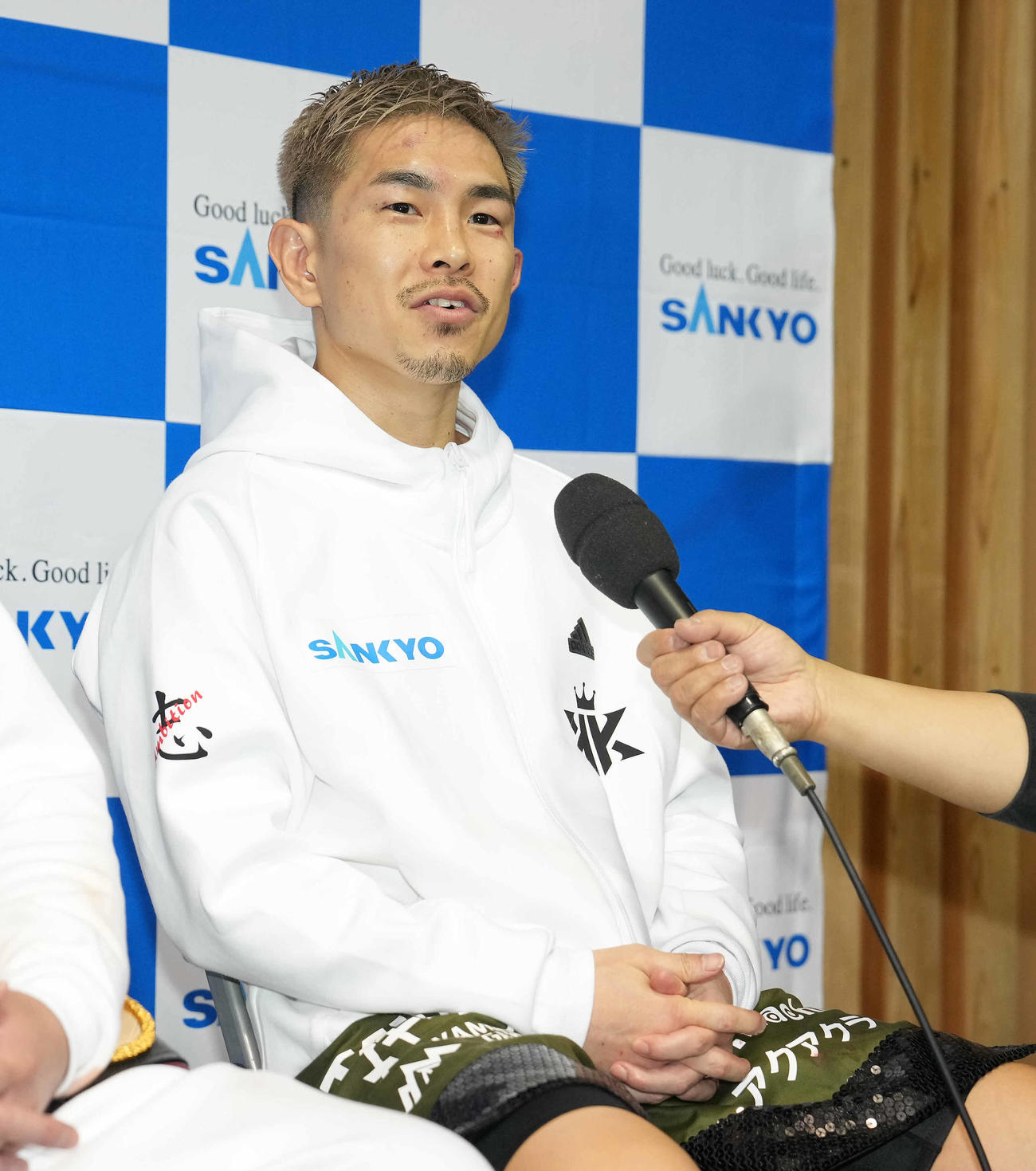 試合後の会見で笑顔の井岡（撮影・鈴木みどり）