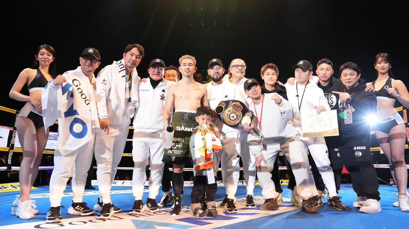 ペレスに7回KO勝ちし、記念撮影する井岡（撮影・鈴木みどり）