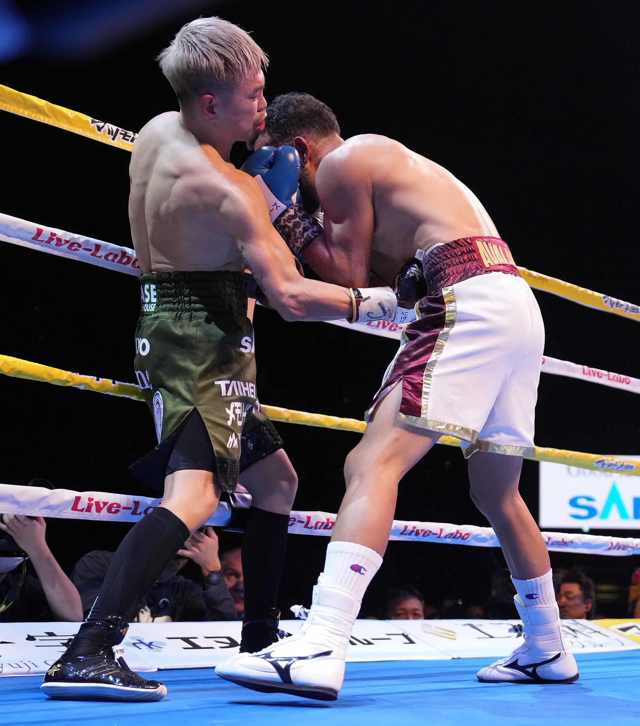 3回、ペレス（右）にボディを見舞う井岡（撮影・鈴木みどり）