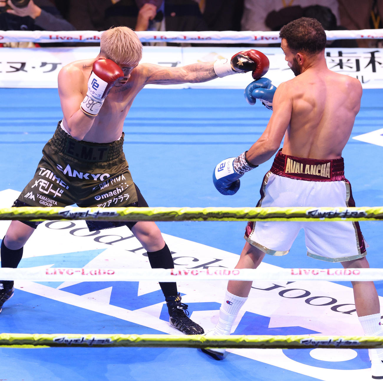 1回、ペレス（右）にパンチを繰り出す井岡（撮影・中島郁夫）