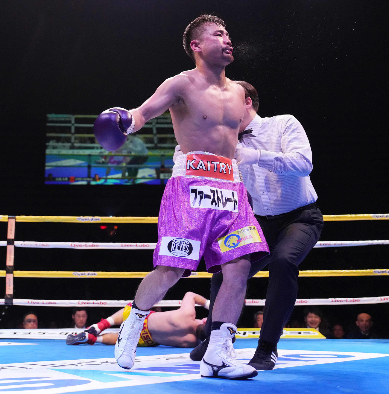 4回、ナワポン（奥）からダウンを奪いKO勝ちする比嘉（撮影・鈴木みどり）