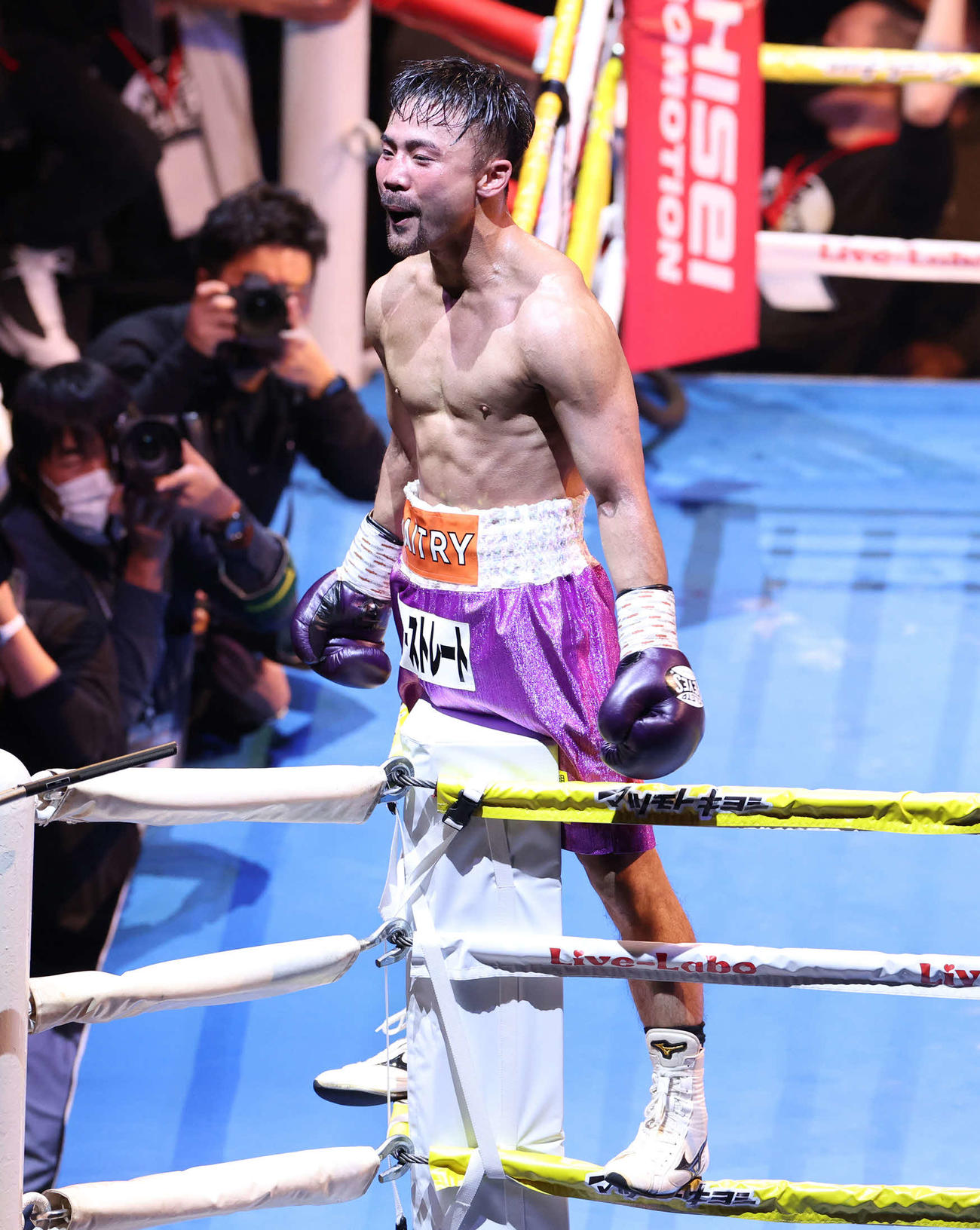 4回、ナワポン・カイカンハにKO勝利し雄たけびを上げる比嘉（撮影・中島郁夫）