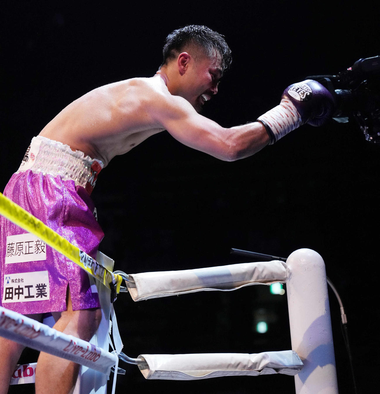 ナワポンに4回KO勝ちし、笑顔の比嘉（撮影・鈴木みどり）