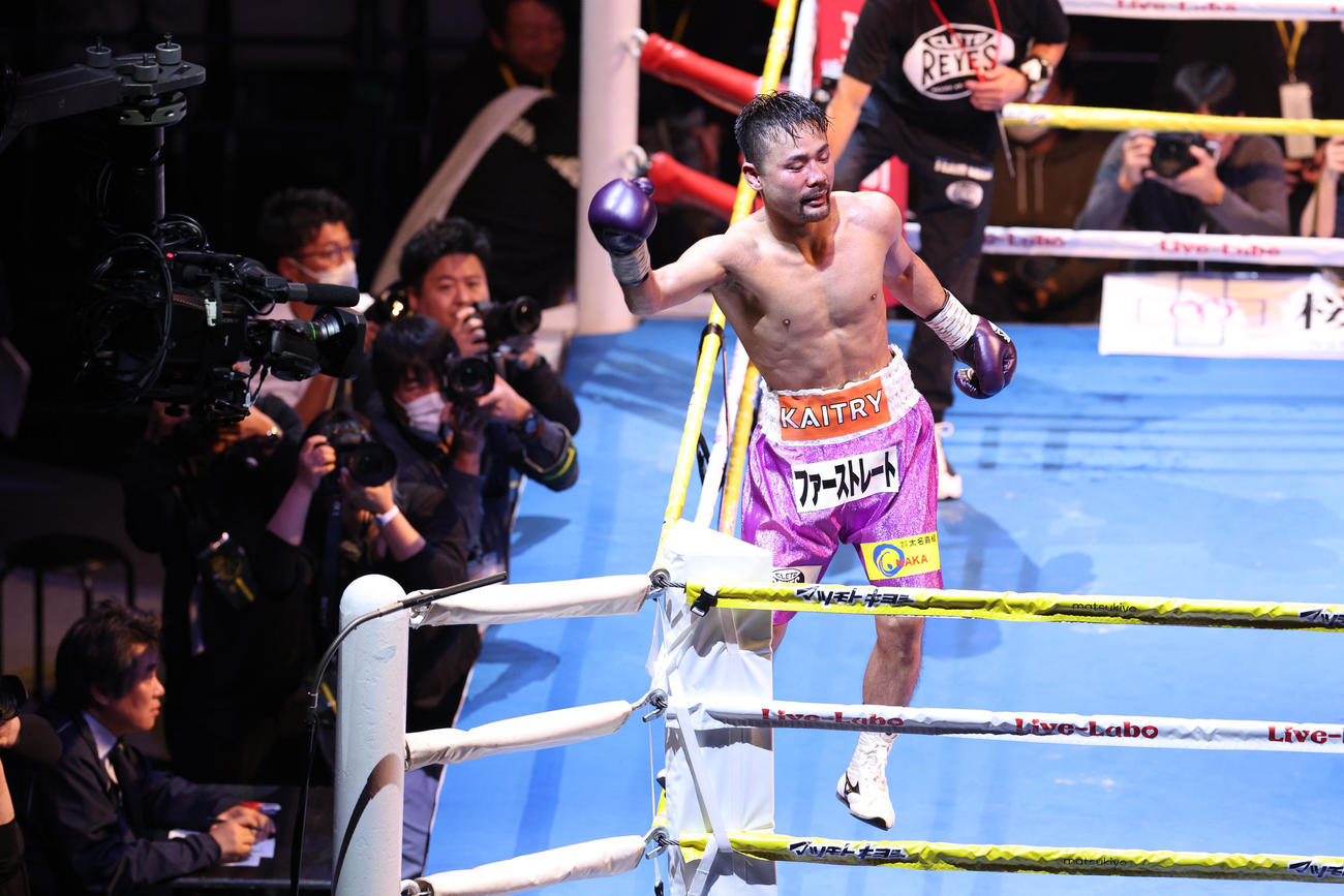 4回、ナワポン・カイカンハにKO勝利しガッツポーズする比嘉（撮影・中島郁夫）