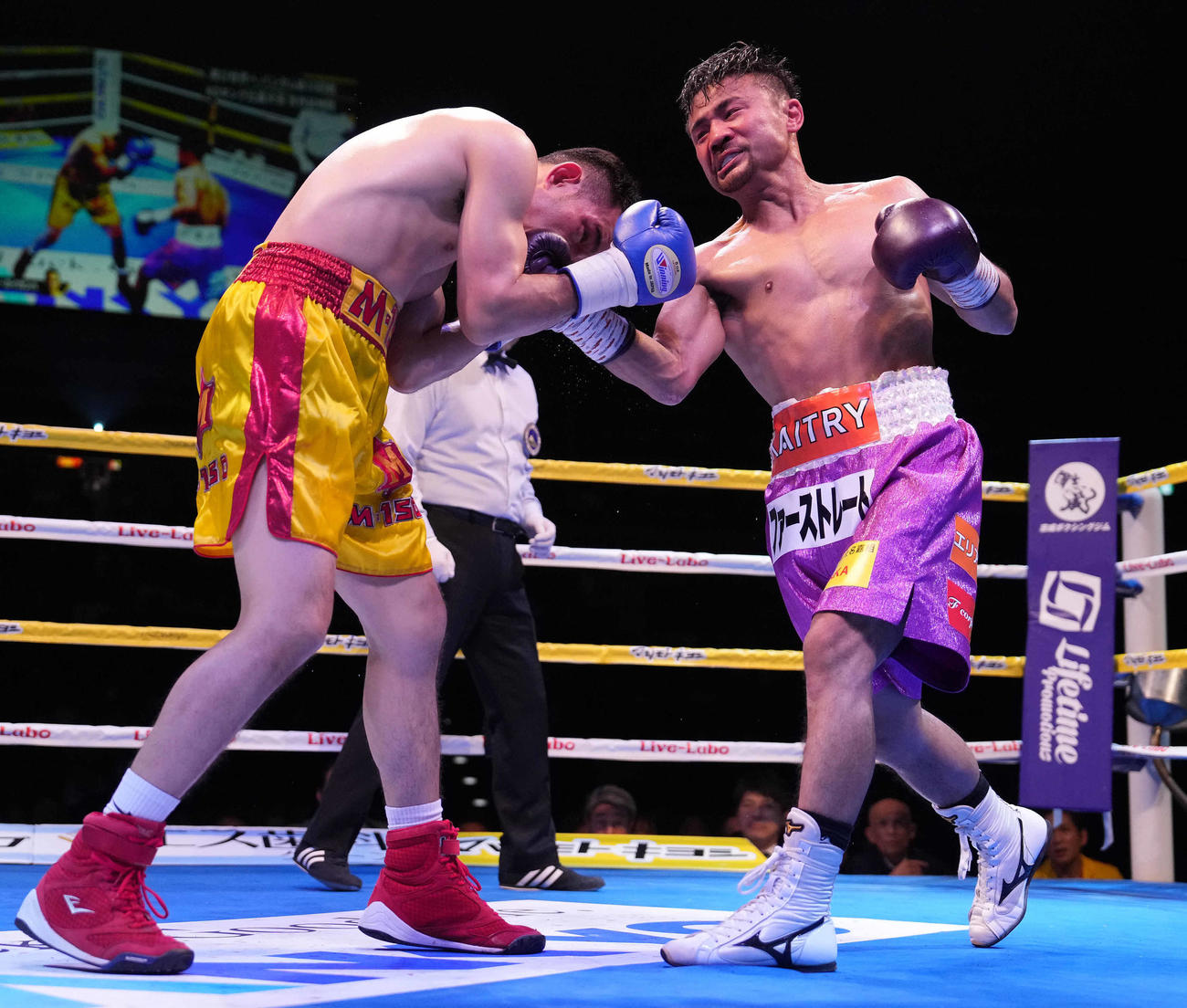 4回、ナワポン（左）を攻める比嘉（撮影・鈴木みどり）