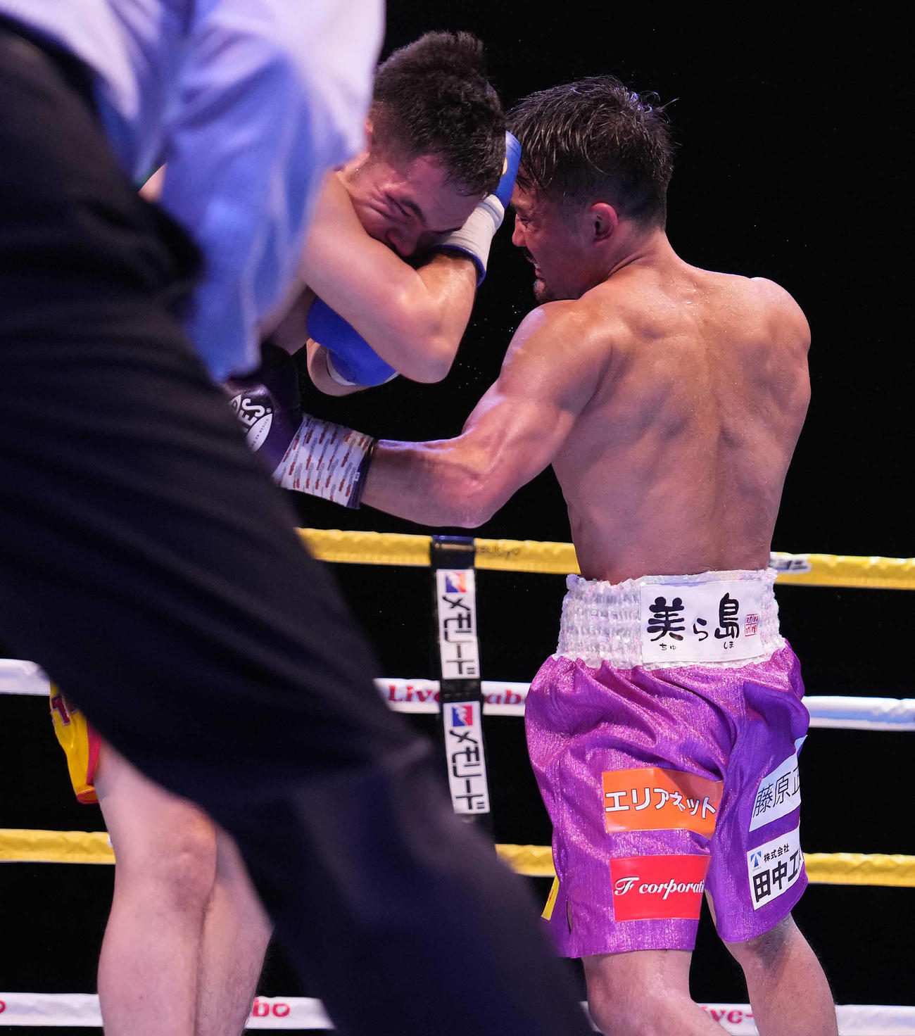 4回、ナワポン（左）にボディを見舞いKO勝ちする比嘉（撮影・鈴木みどり）