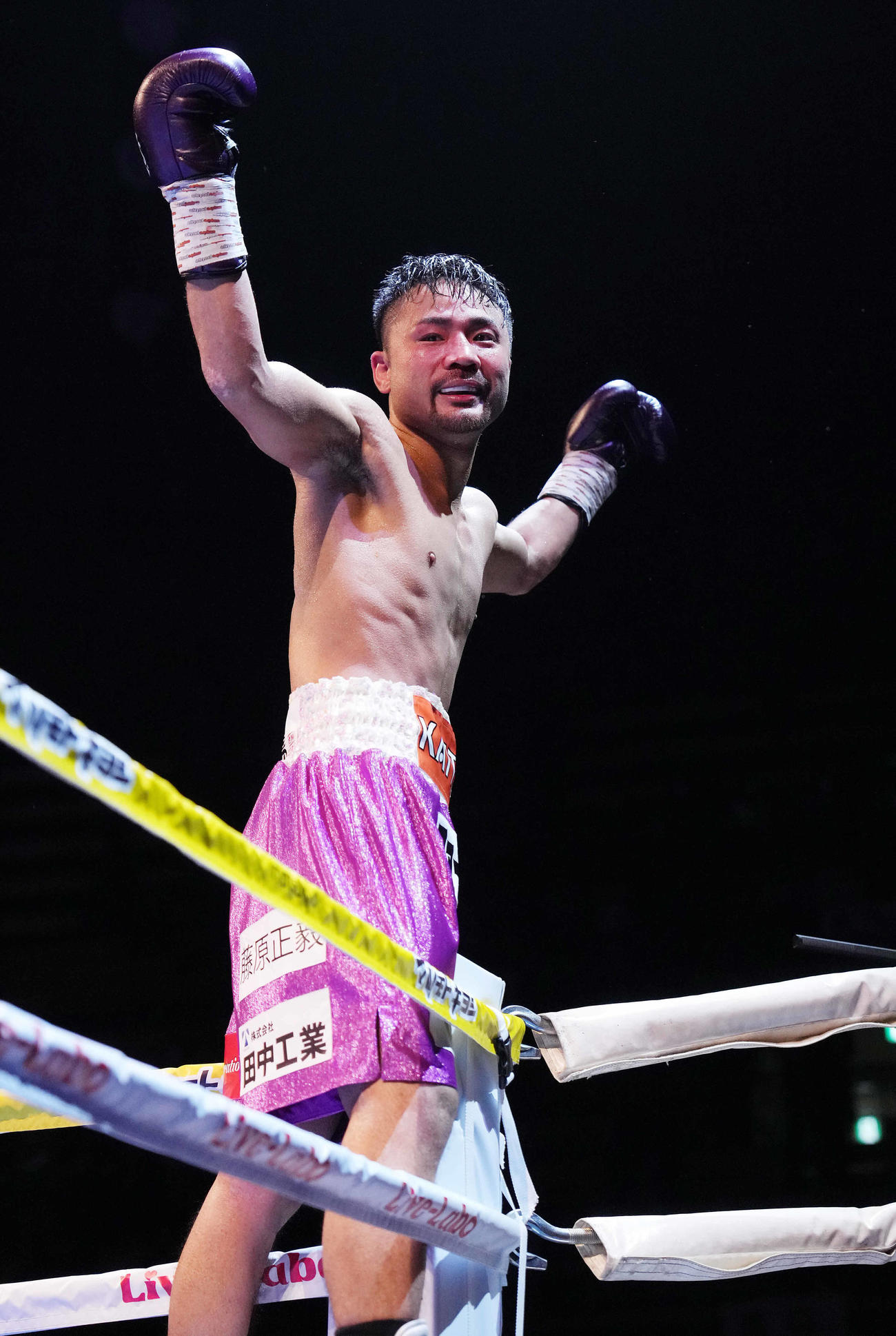 ナワポンに4回KO勝ちし、ガッツポーズする比嘉（撮影・鈴木みどり）