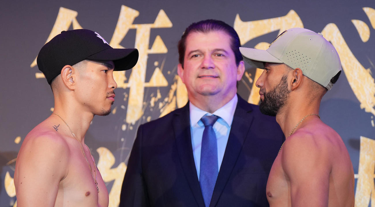 挑戦者ペレス（右）とにらみ合う井岡一翔