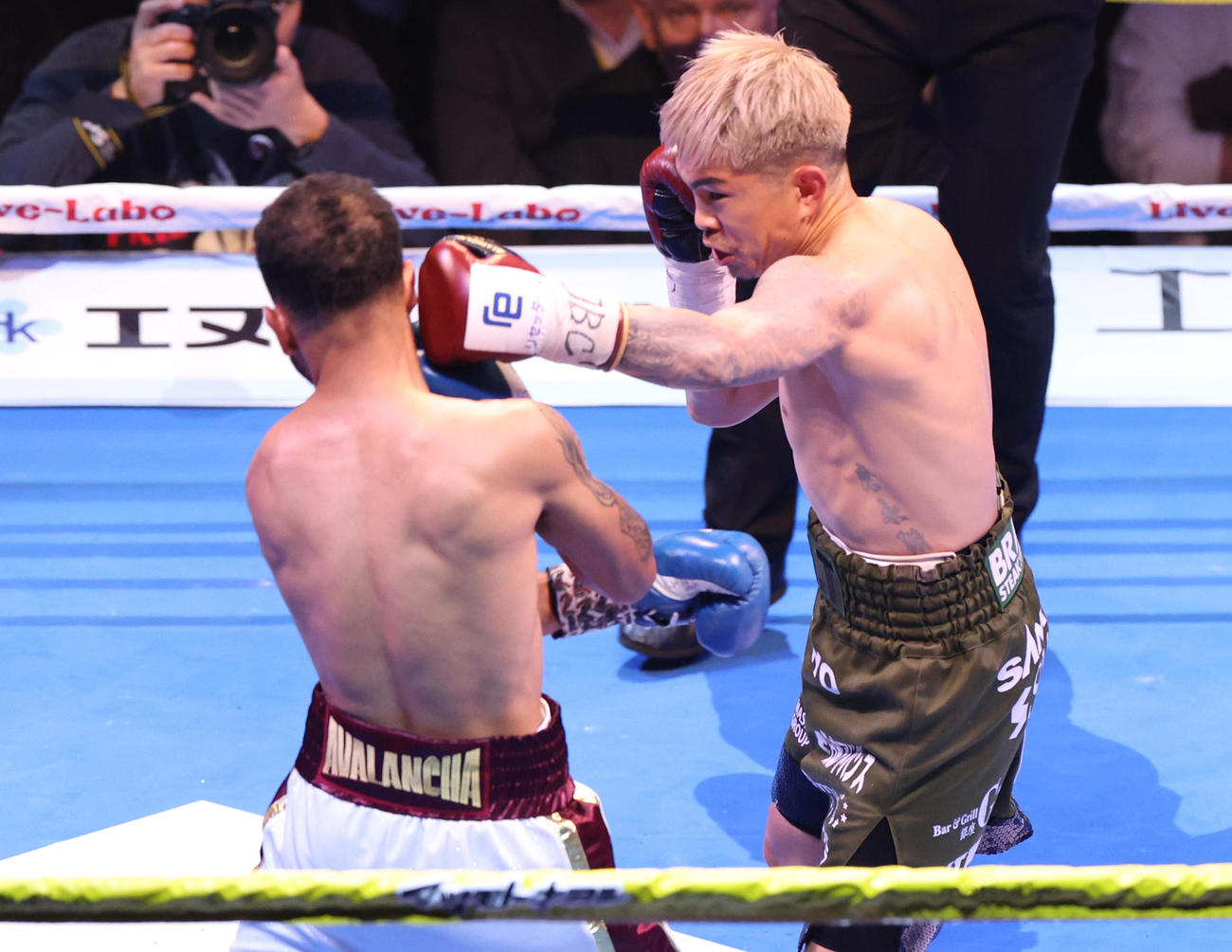 1回、ペレス（左）にパンチを繰り出す井岡（撮影・中島郁夫）